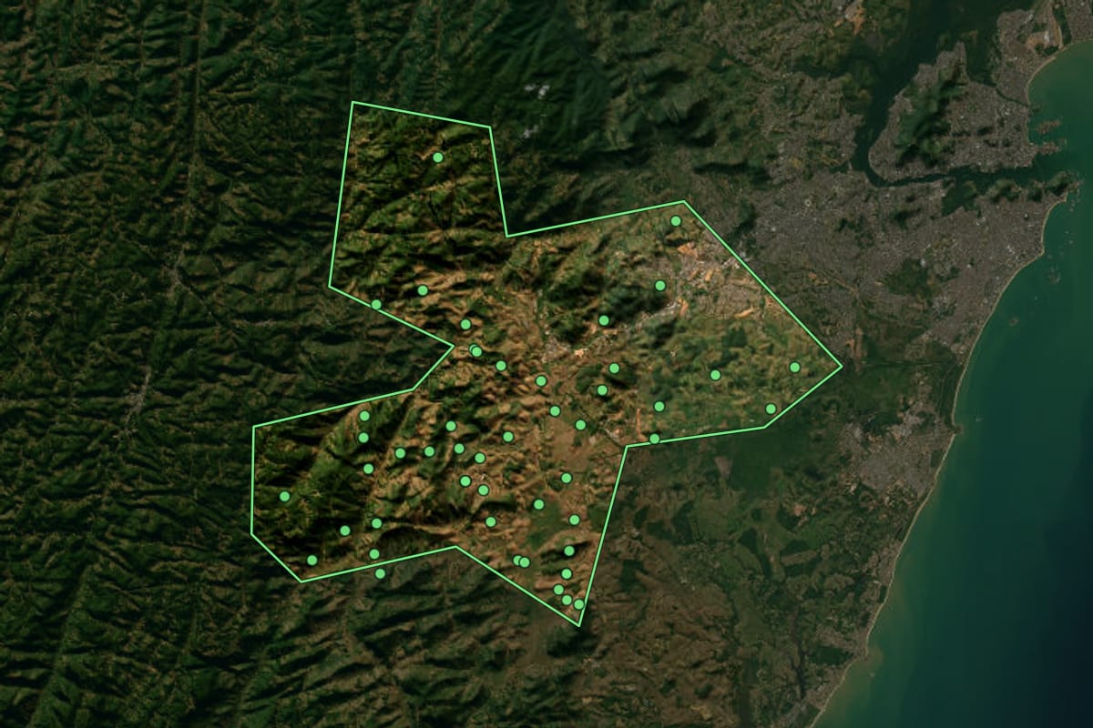 Imagem de satélite de Viana (ES), com o contorno do município e a posição dos imóveis desta página.