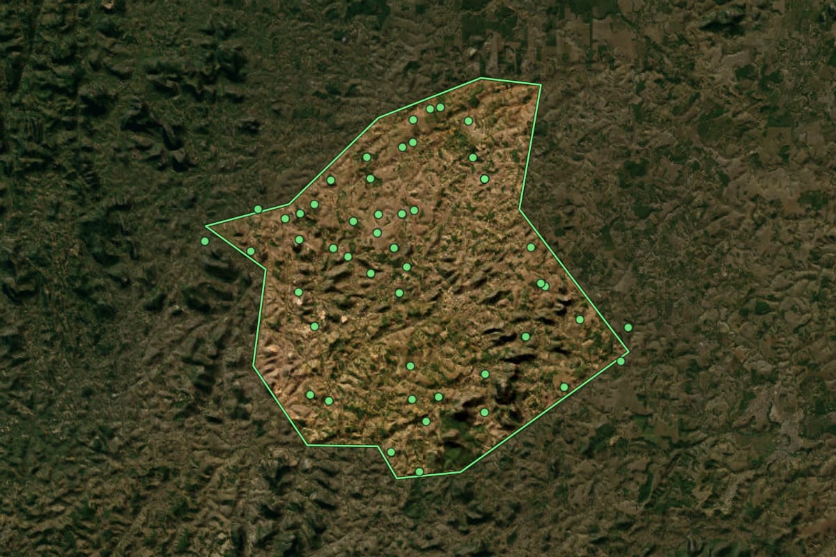 Imagem de satélite de Vila Pavão (ES), com o contorno do município e a posição dos imóveis desta página.