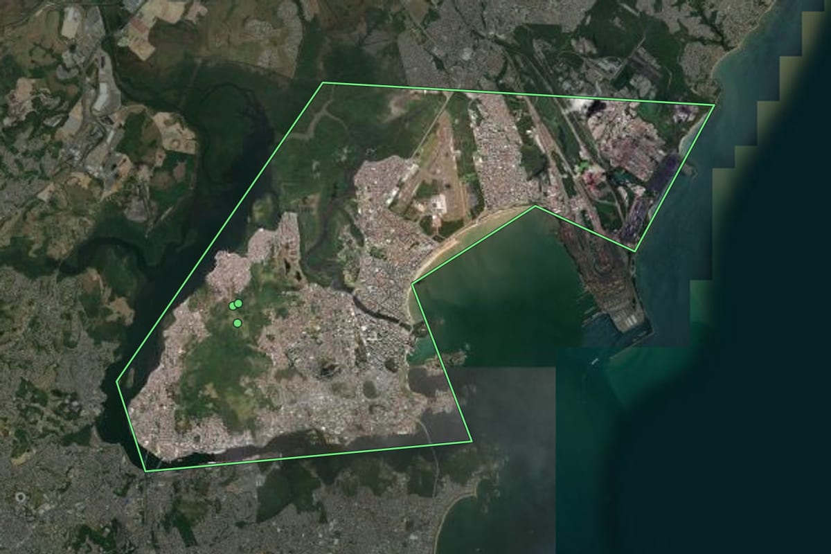 Imagem de satélite de Vitória (ES), com o contorno do município e a posição dos imóveis desta página.