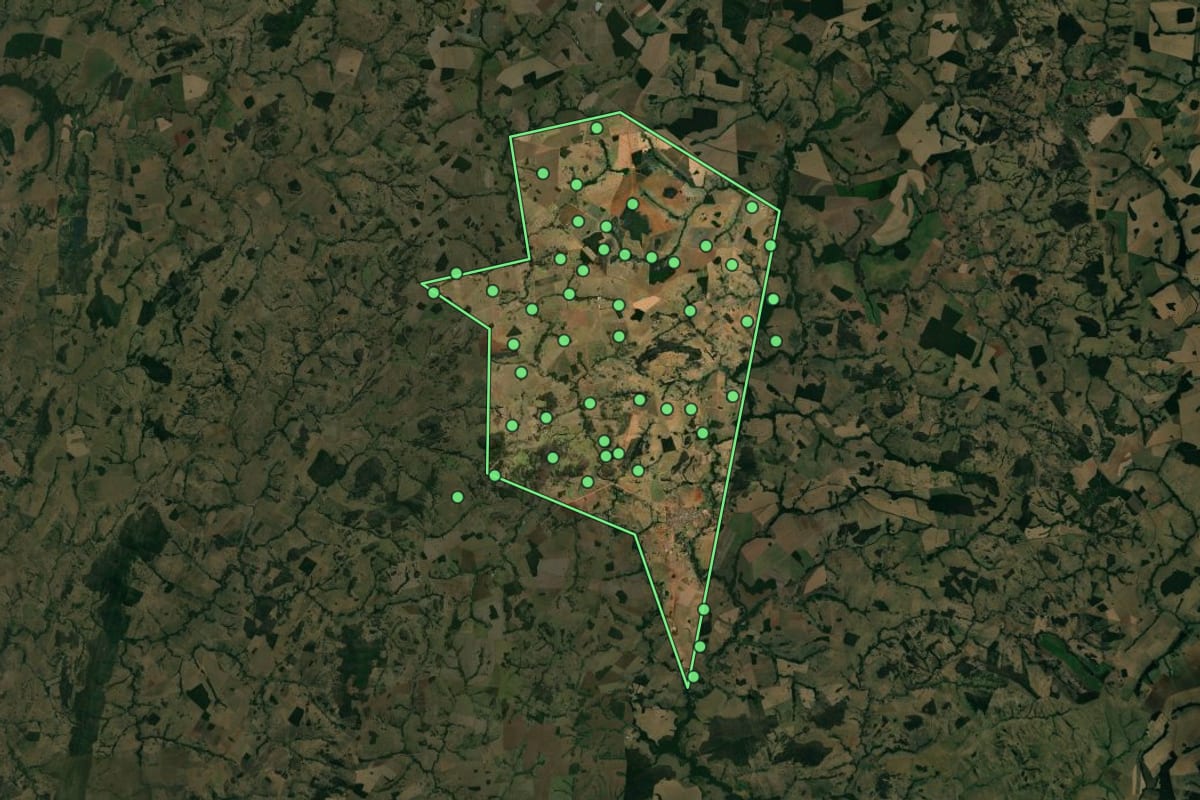 Imagem de satélite de Adelândia (GO), com o contorno do município e a posição dos imóveis desta página.