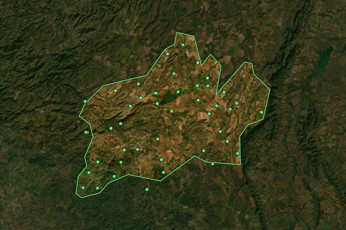 Imagem de satélite de Água Fria de Goiás (GO), com o contorno do município e a posição dos imóveis desta página.