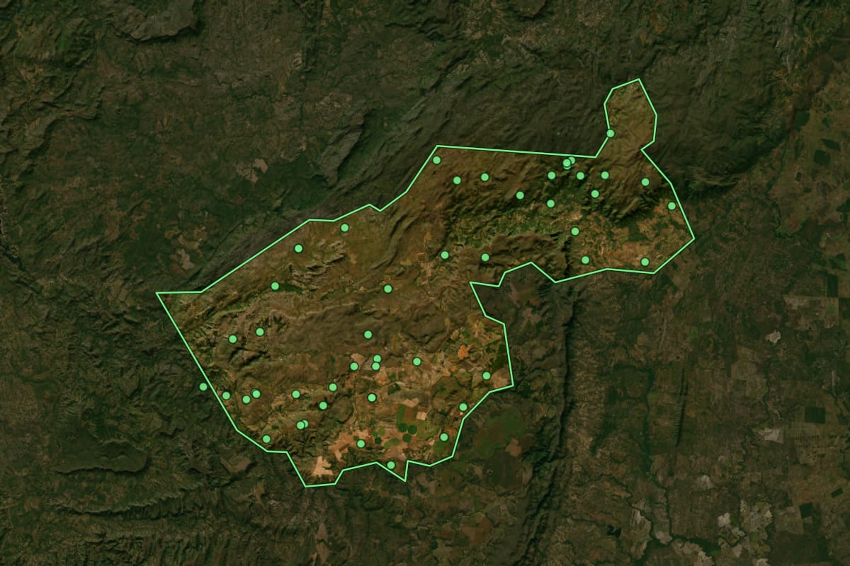 Imagem de satélite de Alto Paraíso de Goiás (GO), com o contorno do município e a posição dos imóveis desta página.