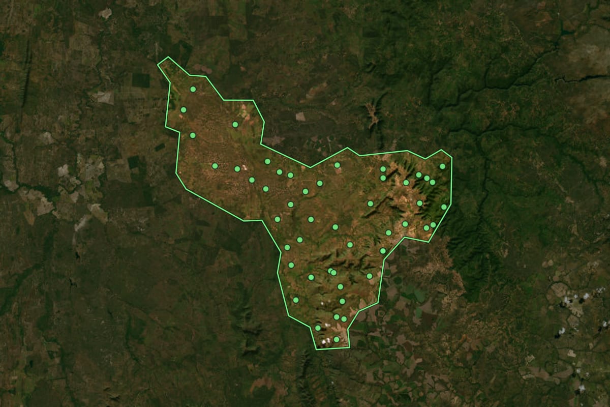 Imagem de satélite de Alvorada do Norte (GO), com o contorno do município e a posição dos imóveis desta página.
