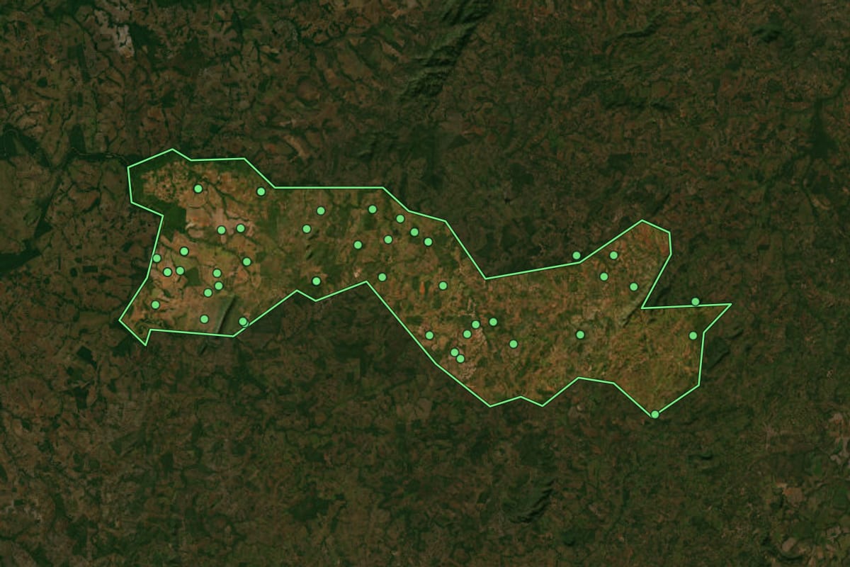 Imagem de satélite de Amaralina (GO), com o contorno do município e a posição dos imóveis desta página.