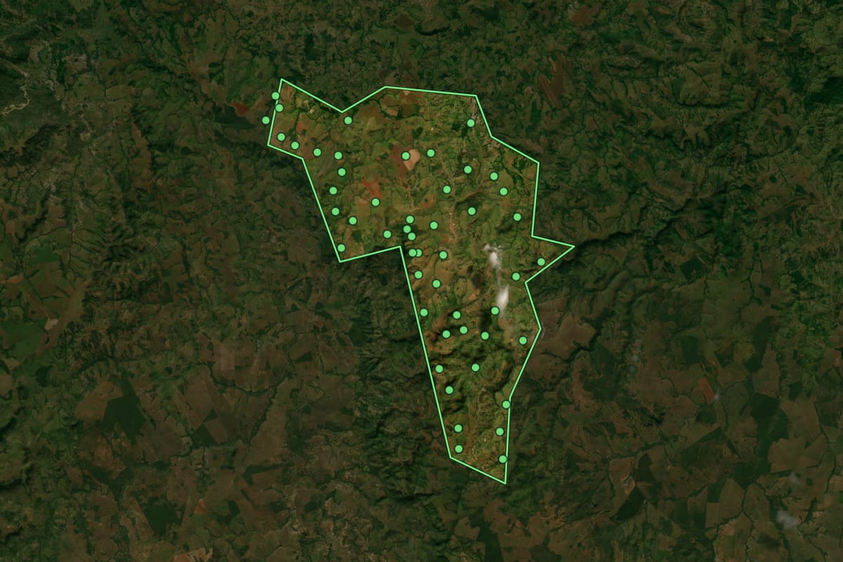 Imagem de satélite de Amorinópolis (GO), com o contorno do município e a posição dos imóveis desta página.