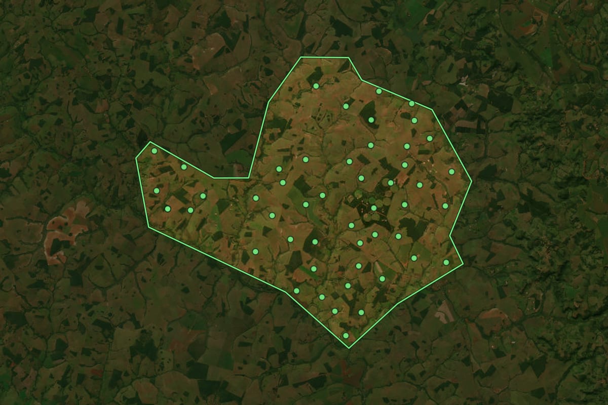 Imagem de satélite de Aparecida do Rio Doce (GO), com o contorno do município e a posição dos imóveis desta página.
