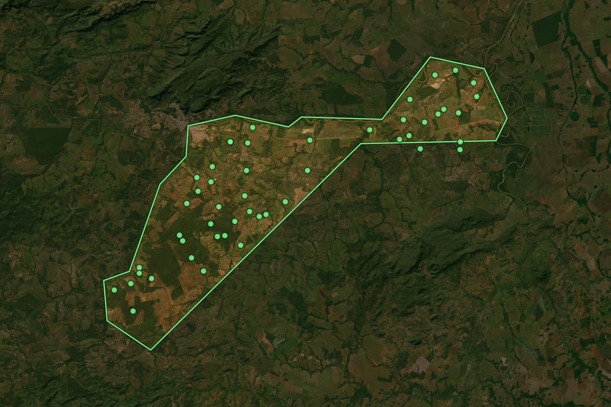Imagem de satélite de Aragarças (GO), com o contorno do município e a posição dos imóveis desta página.