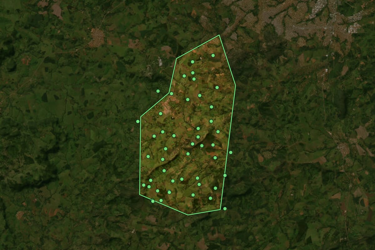 Imagem de satélite de Aragoiânia (GO), com o contorno do município e a posição dos imóveis desta página.