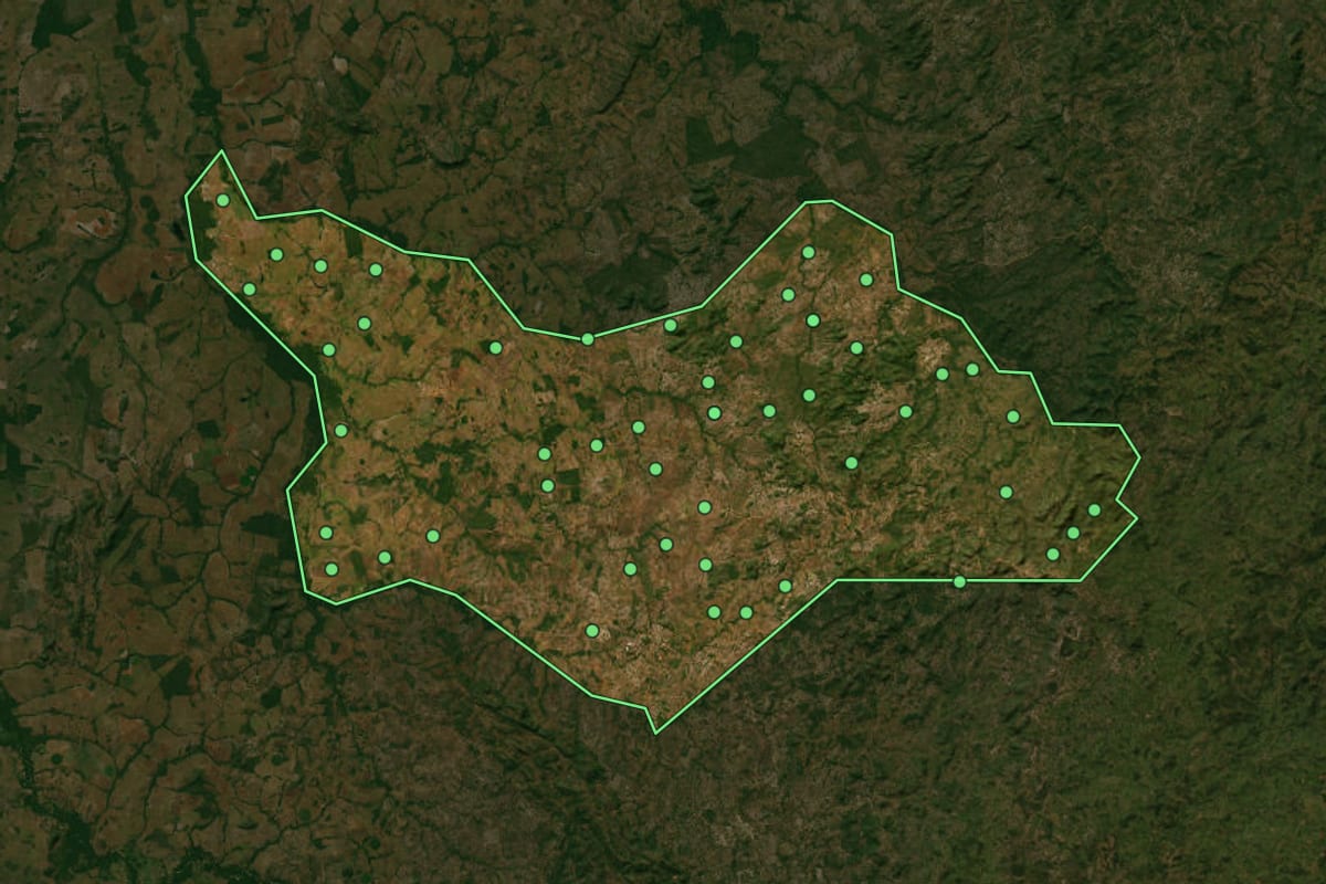 Imagem de satélite de Araguapaz (GO), com o contorno do município e a posição dos imóveis desta página.