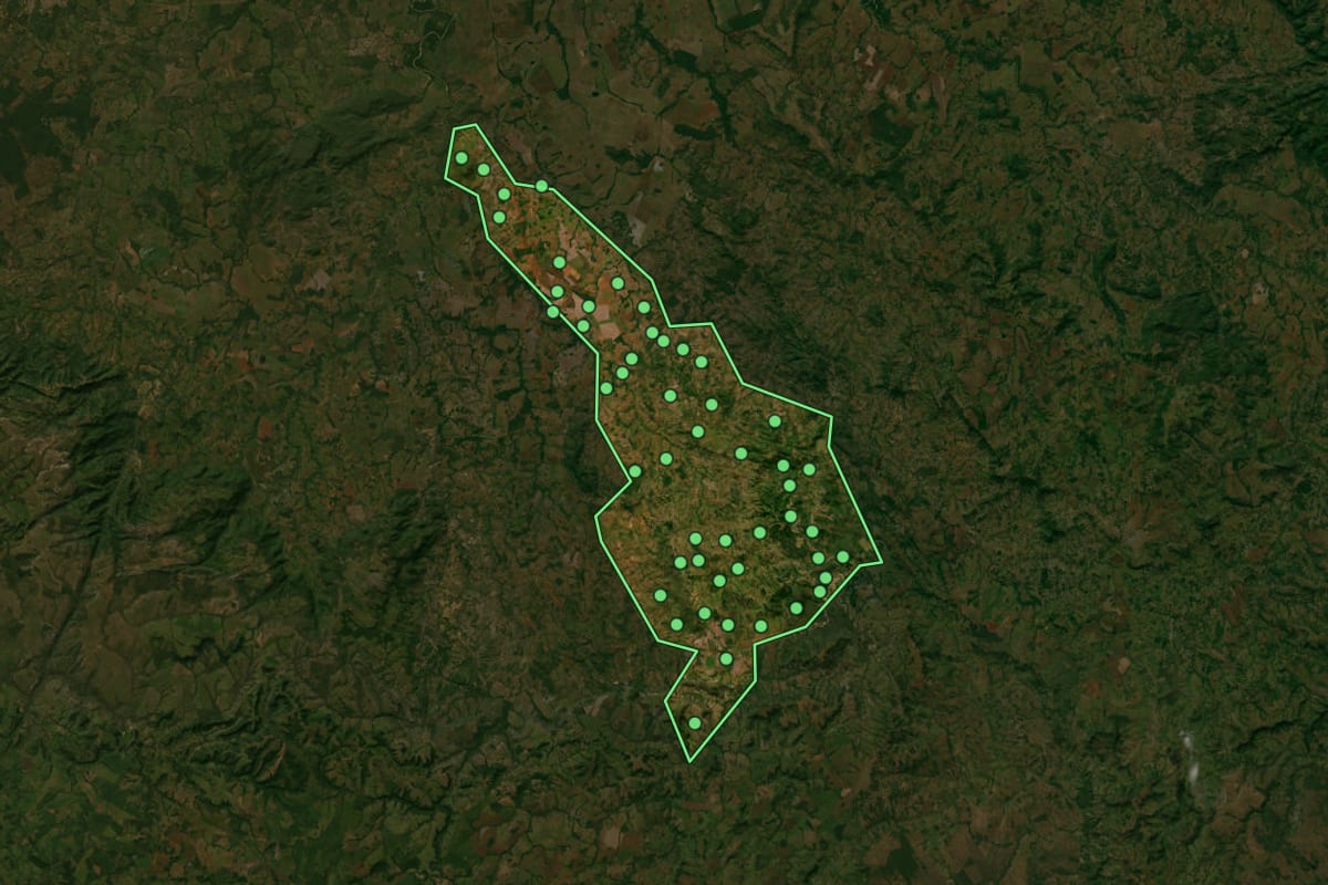 Imagem de satélite de Arenópolis (GO), com o contorno do município e a posição dos imóveis desta página.