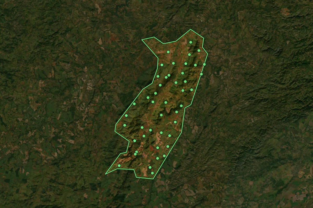 Imagem de satélite de Barro Alto (GO), com o contorno do município e a posição dos imóveis desta página.