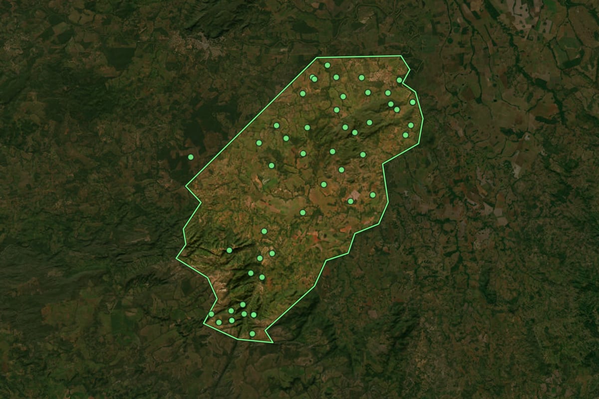 Imagem de satélite de Bom Jardim de Goiás (GO), com o contorno do município e a posição dos imóveis desta página.
