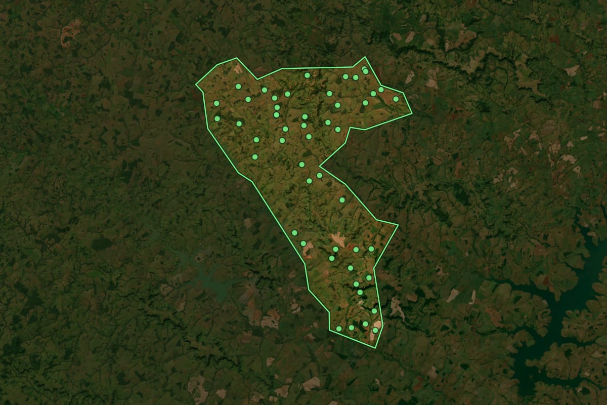 Imagem de satélite de Cachoeira Alta (GO), com o contorno do município e a posição dos imóveis desta página.