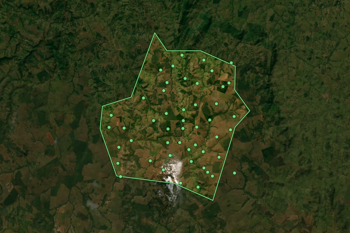 Imagem de satélite de Cachoeira de Goiás (GO), com o contorno do município e a posição dos imóveis desta página.