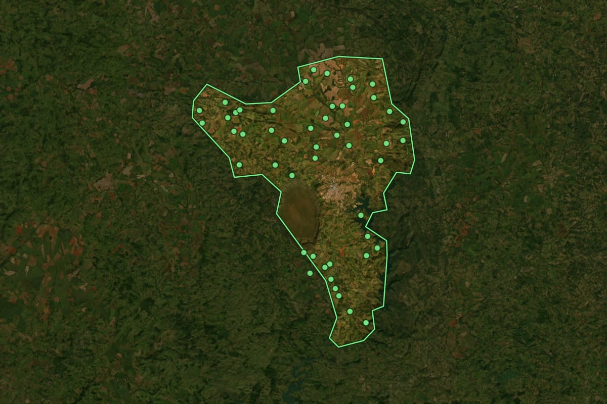 Imagem de satélite de Caldas Novas (GO), com o contorno do município e a posição dos imóveis desta página.