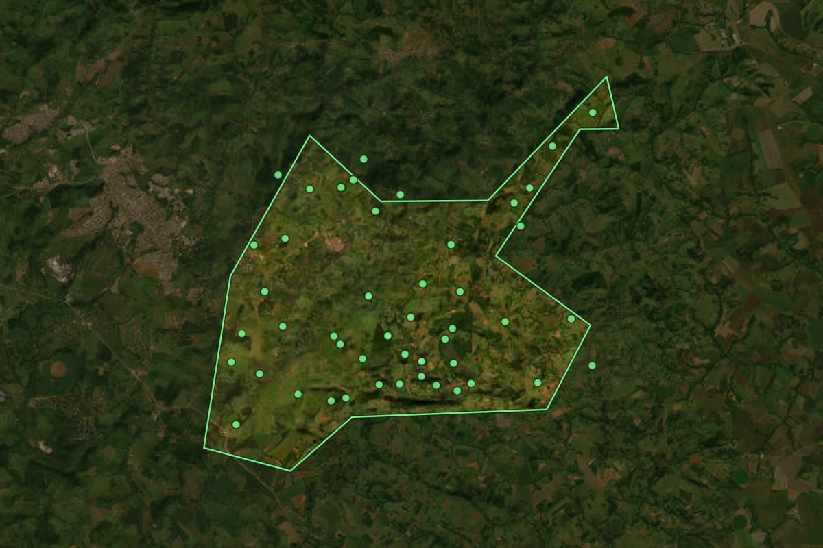 Imagem de satélite de Caldazinha (GO), com o contorno do município e a posição dos imóveis desta página.