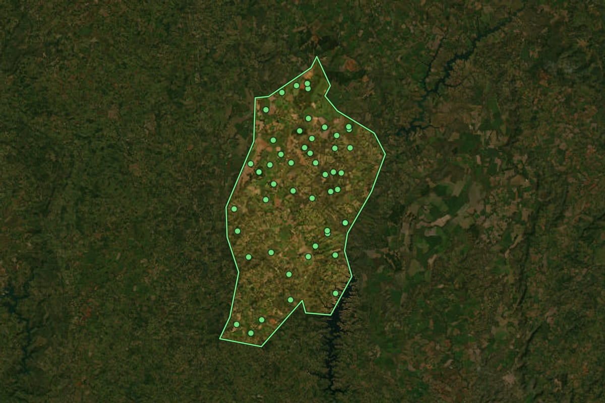 Imagem de satélite de Campo Alegre de Goiás (GO), com o contorno do município e a posição dos imóveis desta página.