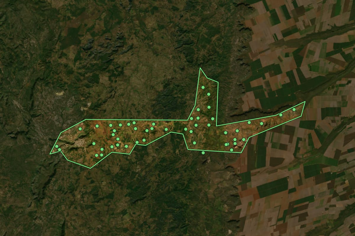 Imagem de satélite de Campos Belos (GO), com o contorno do município e a posição dos imóveis desta página.