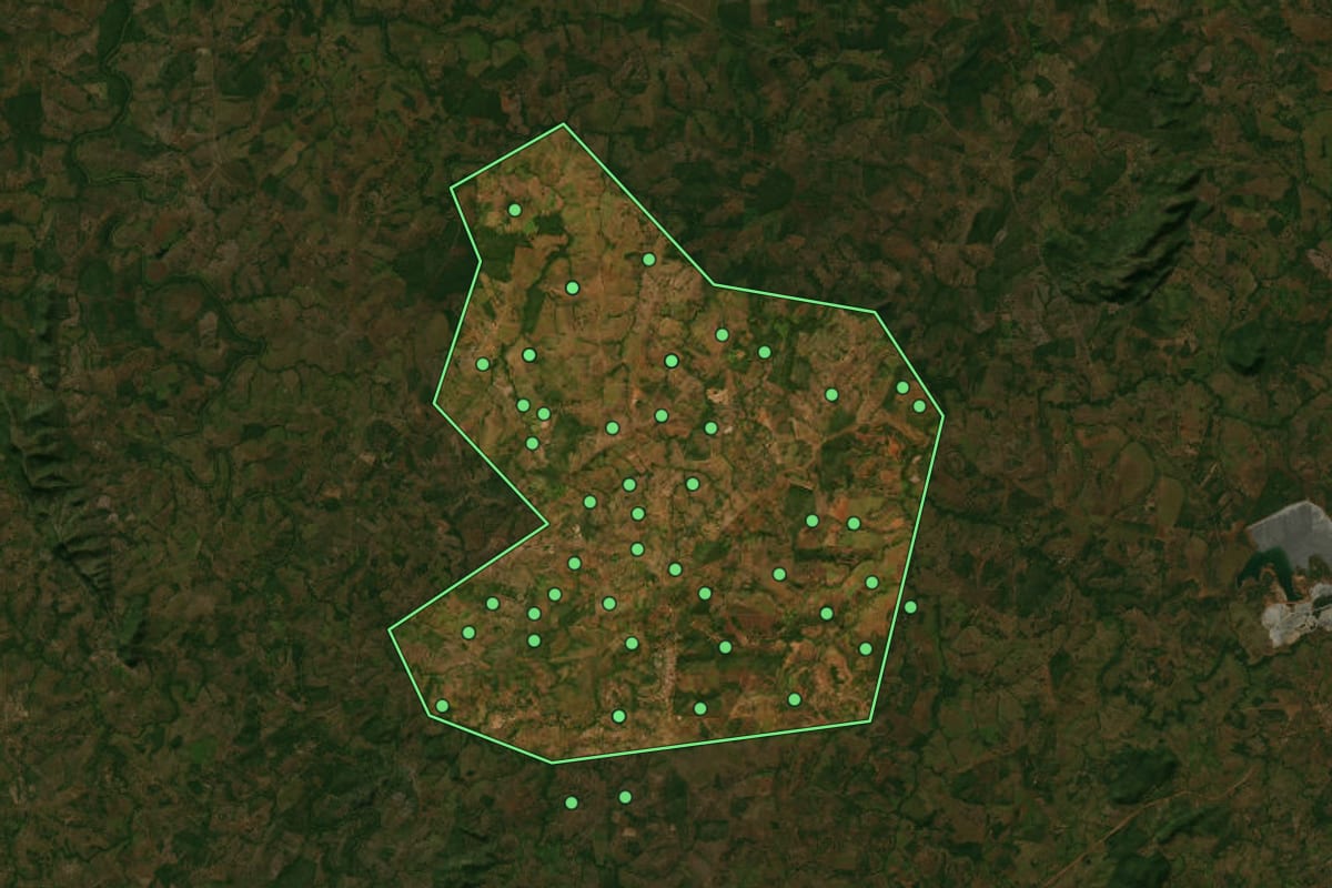 Imagem de satélite de Campos Verdes (GO), com o contorno do município e a posição dos imóveis desta página.