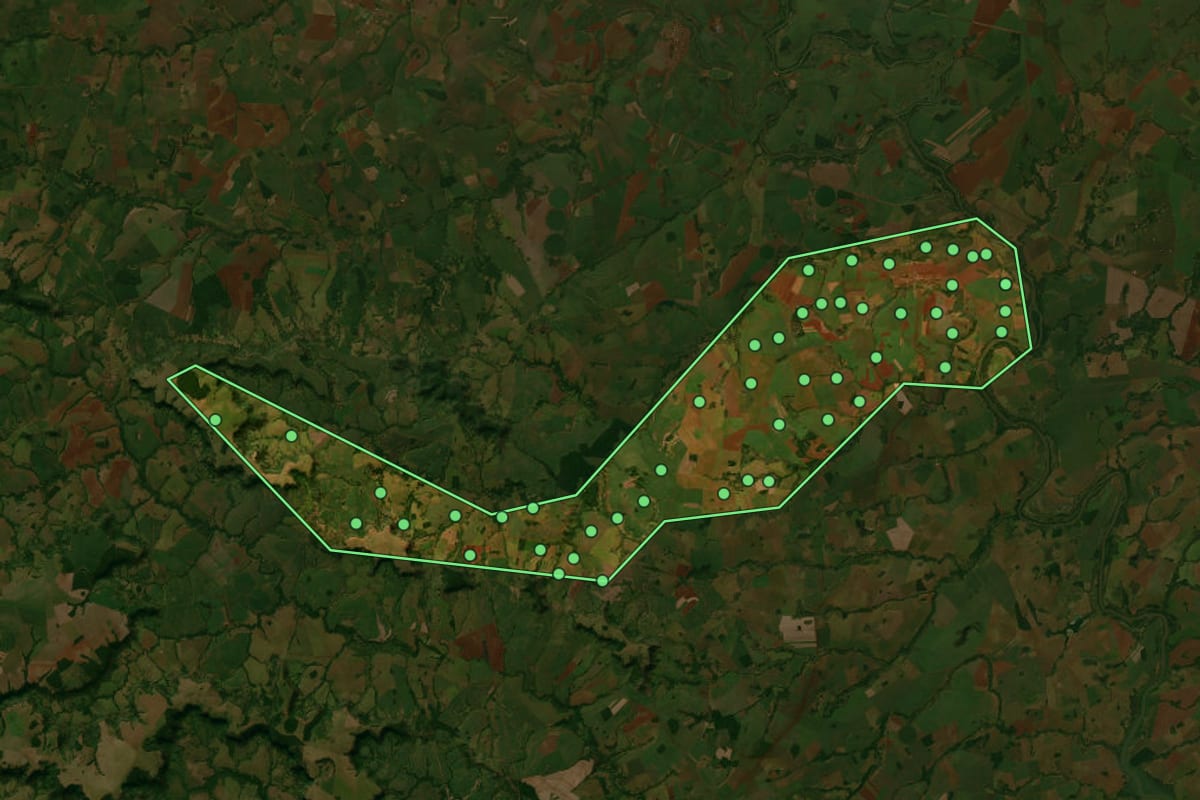 Imagem de satélite de Castelândia (GO), com o contorno do município e a posição dos imóveis desta página.