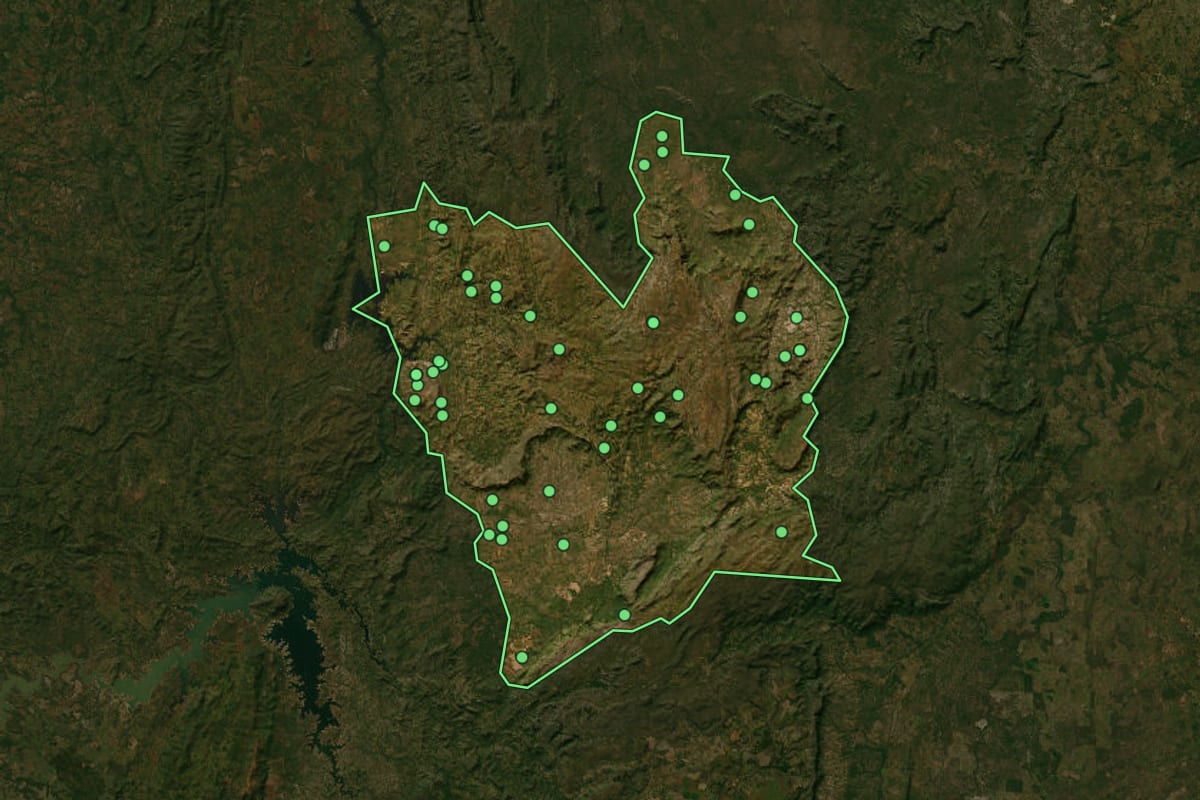 Imagem de satélite de Cavalcante (GO), com o contorno do município e a posição dos imóveis desta página.