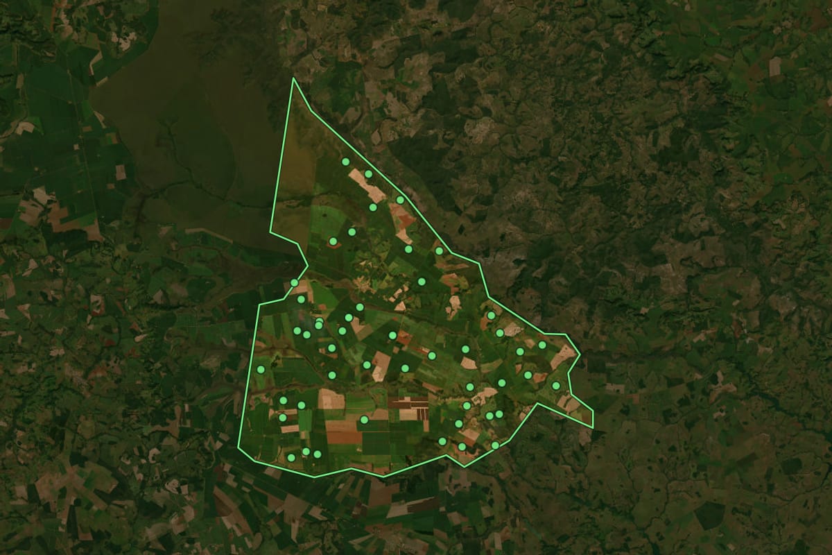 Imagem de satélite de Chapadão do Céu (GO), com o contorno do município e a posição dos imóveis desta página.