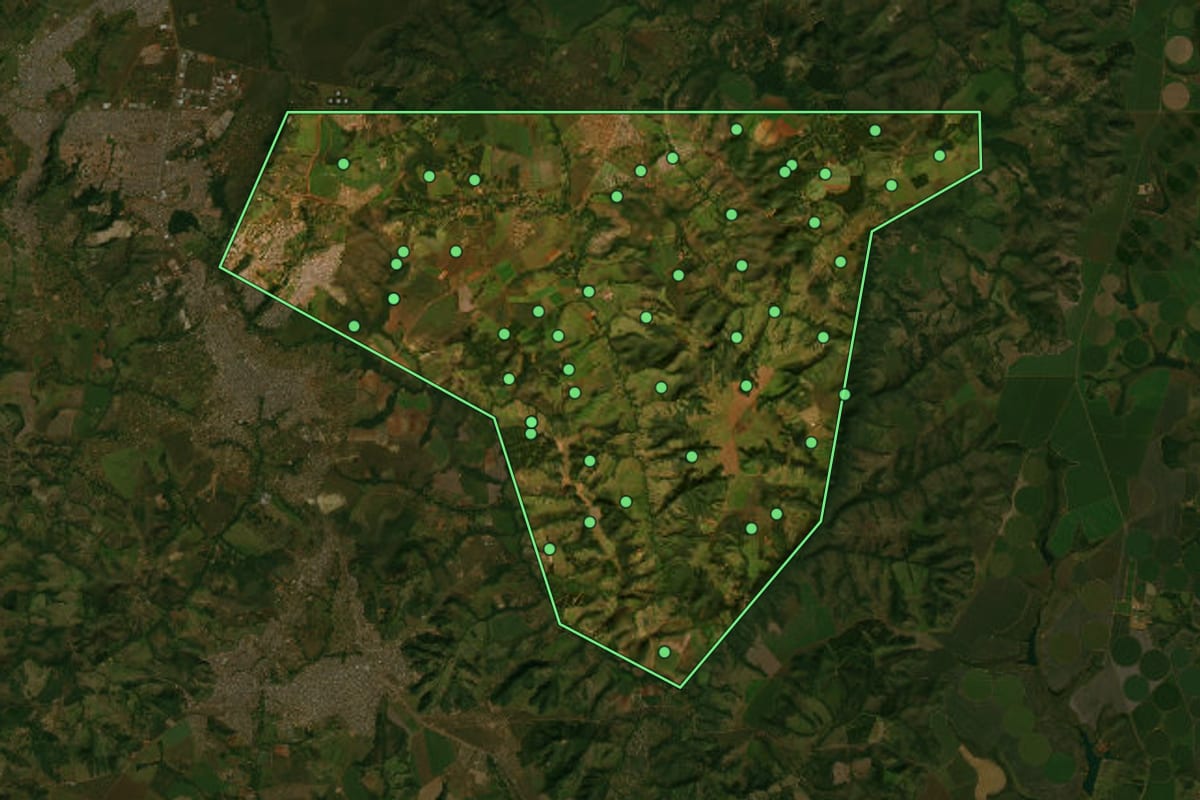 Imagem de satélite de Cidade Ocidental (GO), com o contorno do município e a posição dos imóveis desta página.