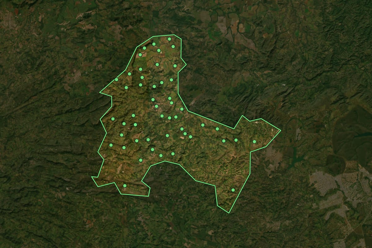 Imagem de satélite de Cocalzinho de Goiás (GO), com o contorno do município e a posição dos imóveis desta página.