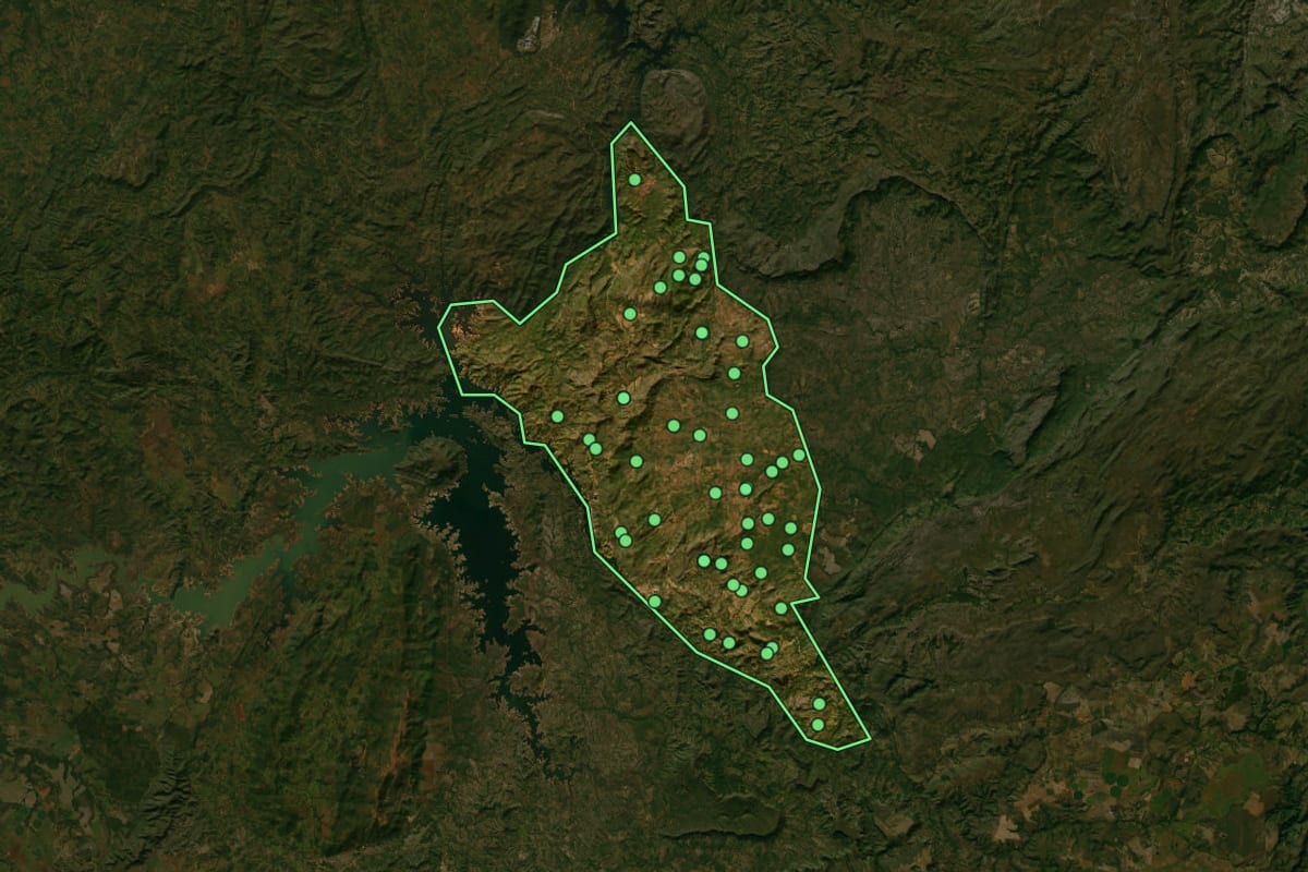 Imagem de satélite de Colinas do Sul (GO), com o contorno do município e a posição dos imóveis desta página.