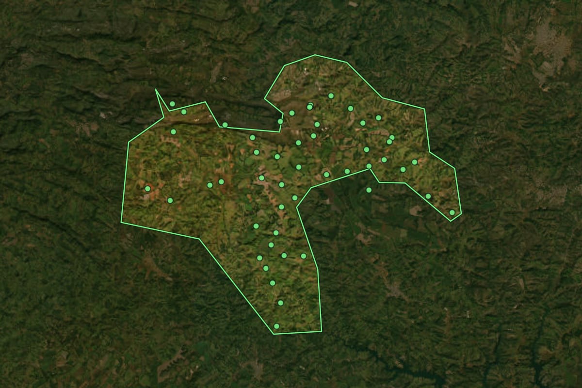 Imagem de satélite de Corumbá de Goiás (GO), com o contorno do município e a posição dos imóveis desta página.