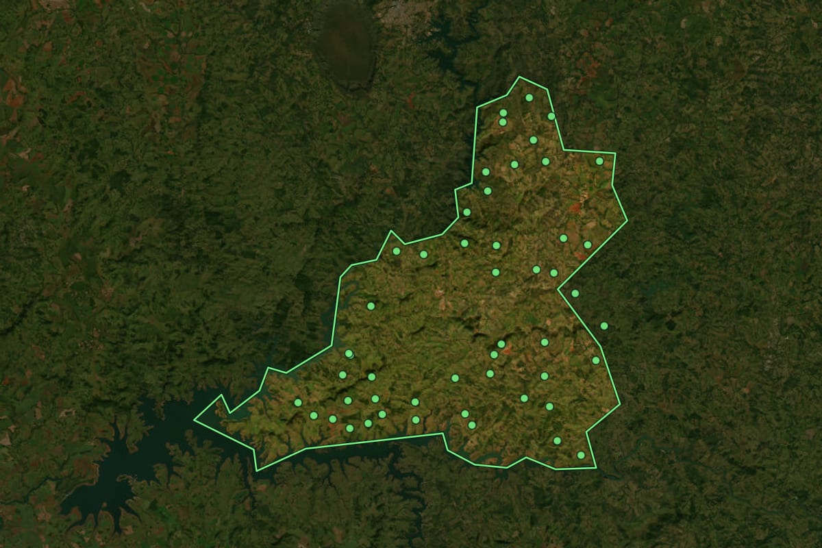 Imagem de satélite de Corumbaíba (GO), com o contorno do município e a posição dos imóveis desta página.