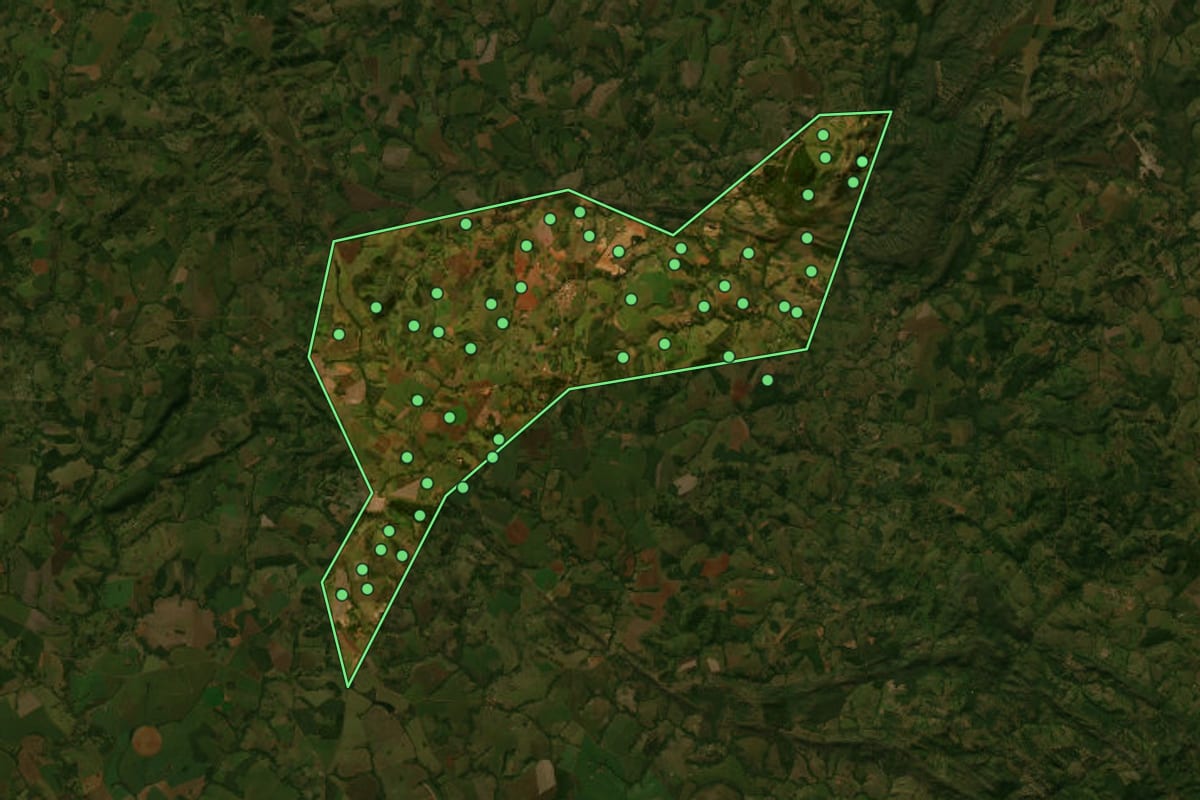 Imagem de satélite de Cristianópolis (GO), com o contorno do município e a posição dos imóveis desta página.