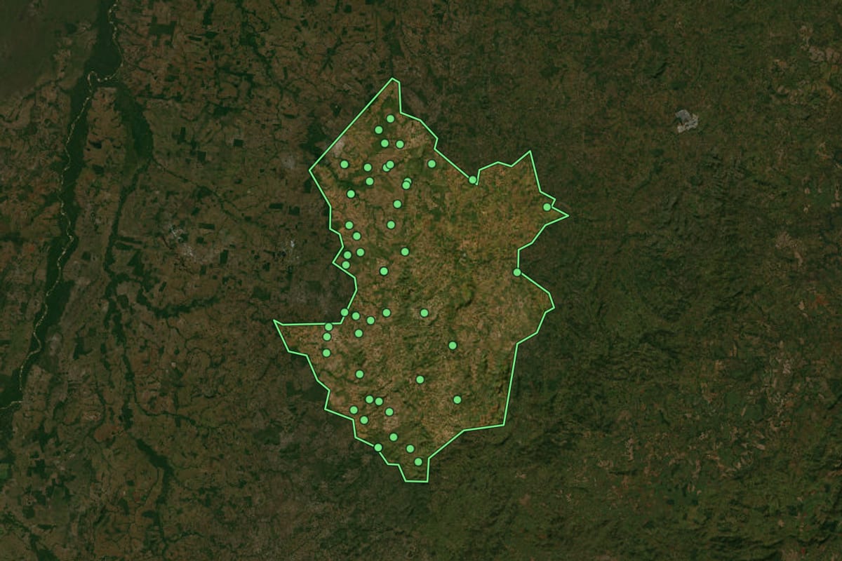 Imagem de satélite de Crixás (GO), com o contorno do município e a posição dos imóveis desta página.