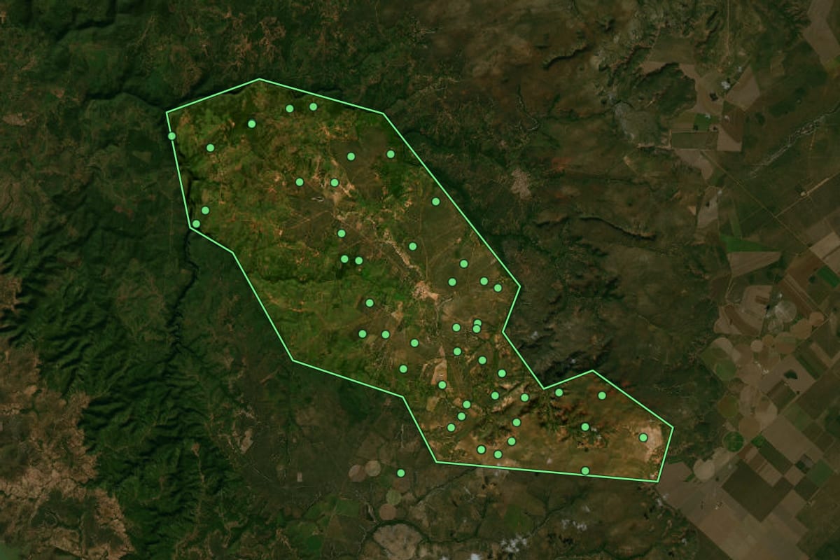 Imagem de satélite de Damianópolis (GO), com o contorno do município e a posição dos imóveis desta página.