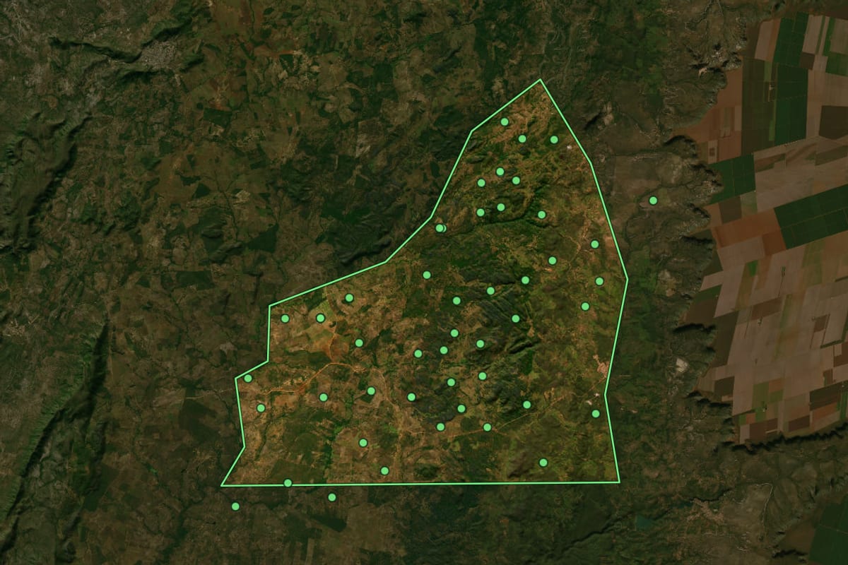 Imagem de satélite de Divinópolis de Goiás (GO), com o contorno do município e a posição dos imóveis desta página.