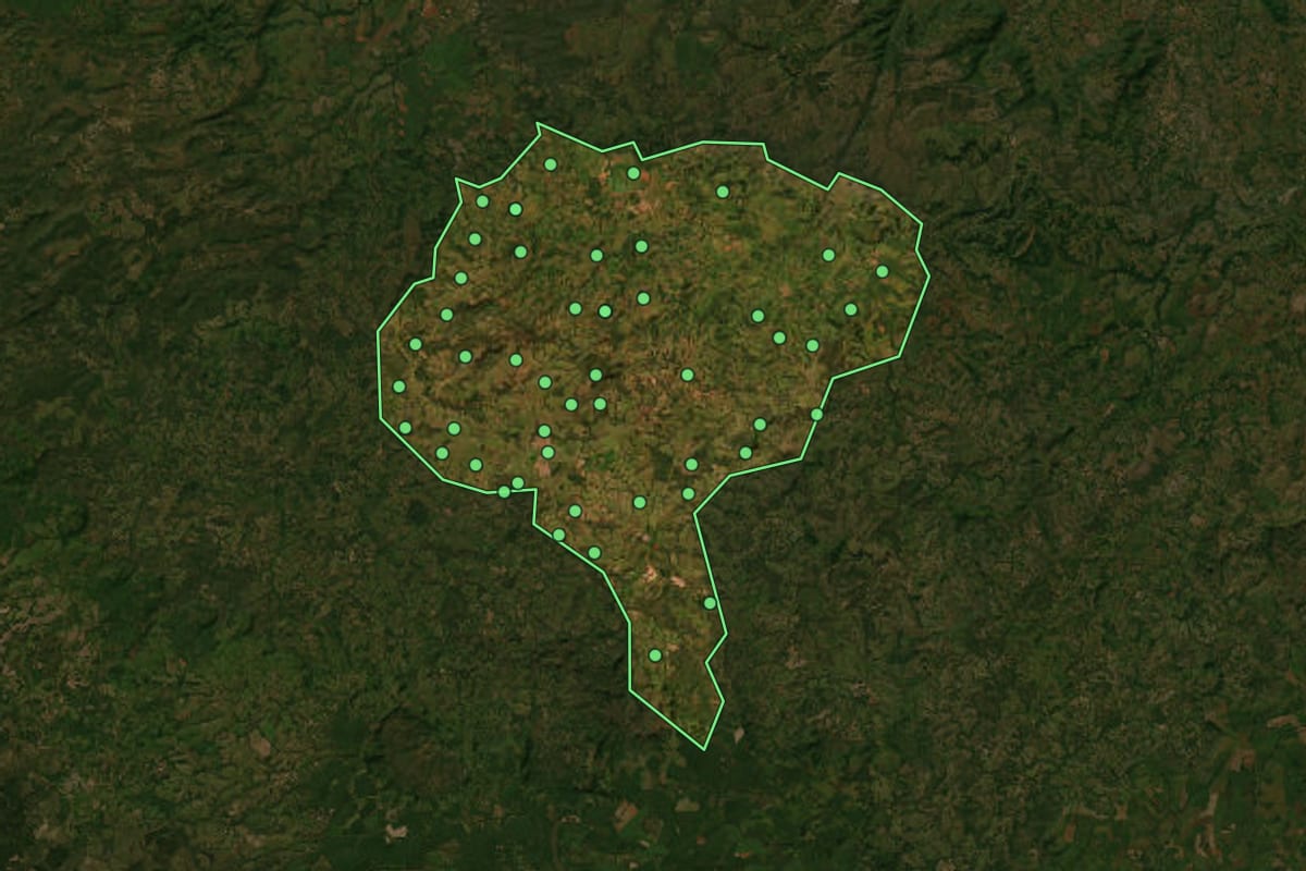 Imagem de satélite de Doverlândia (GO), com o contorno do município e a posição dos imóveis desta página.