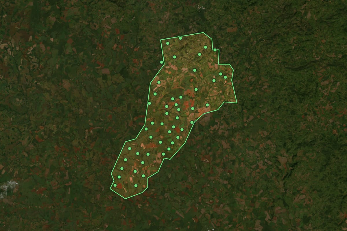 Imagem de satélite de Edéia (GO), com o contorno do município e a posição dos imóveis desta página.