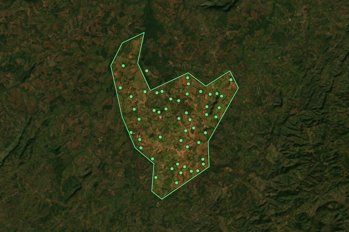 Imagem de satélite de Estrela do Norte (GO), com o contorno do município e a posição dos imóveis desta página.