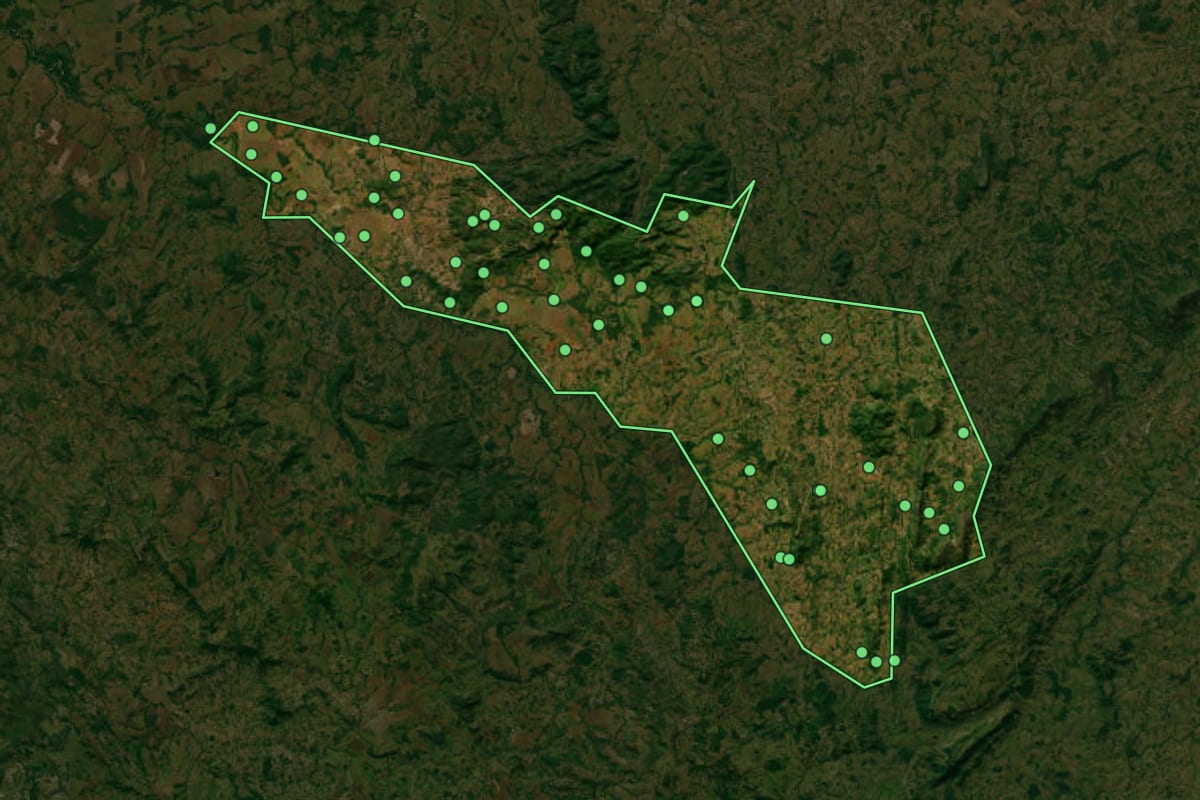 Imagem de satélite de Fazenda Nova (GO), com o contorno do município e a posição dos imóveis desta página.