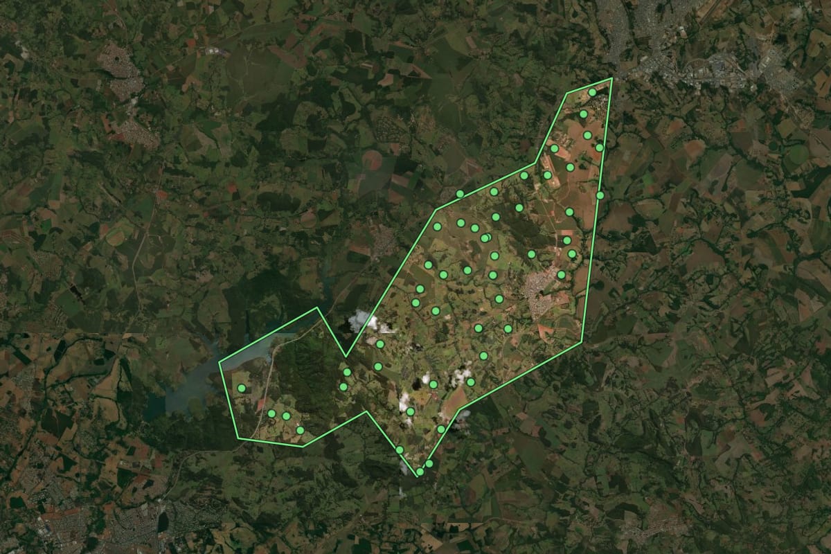 Imagem de satélite de Goianápolis (GO), com o contorno do município e a posição dos imóveis desta página.