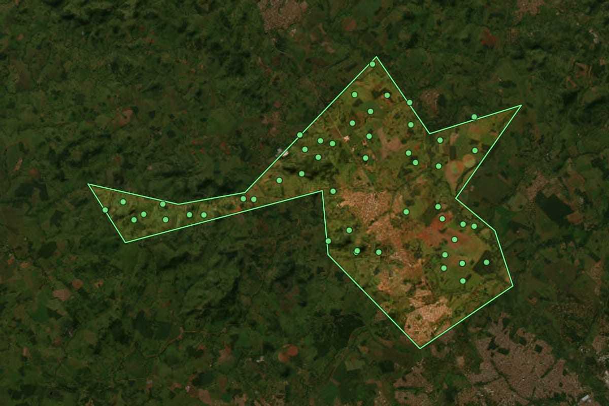 Imagem de satélite de Goianira (GO), com o contorno do município e a posição dos imóveis desta página.