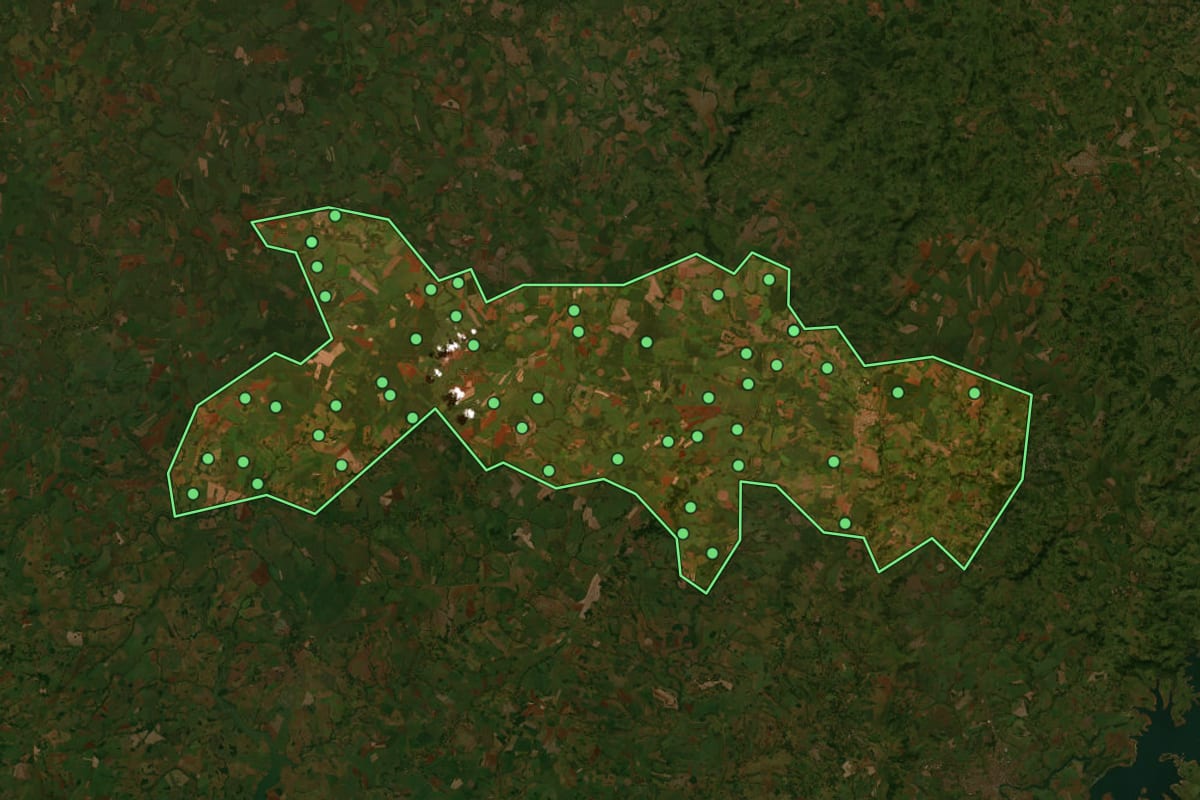 Imagem de satélite de Goiatuba (GO), com o contorno do município e a posição dos imóveis desta página.
