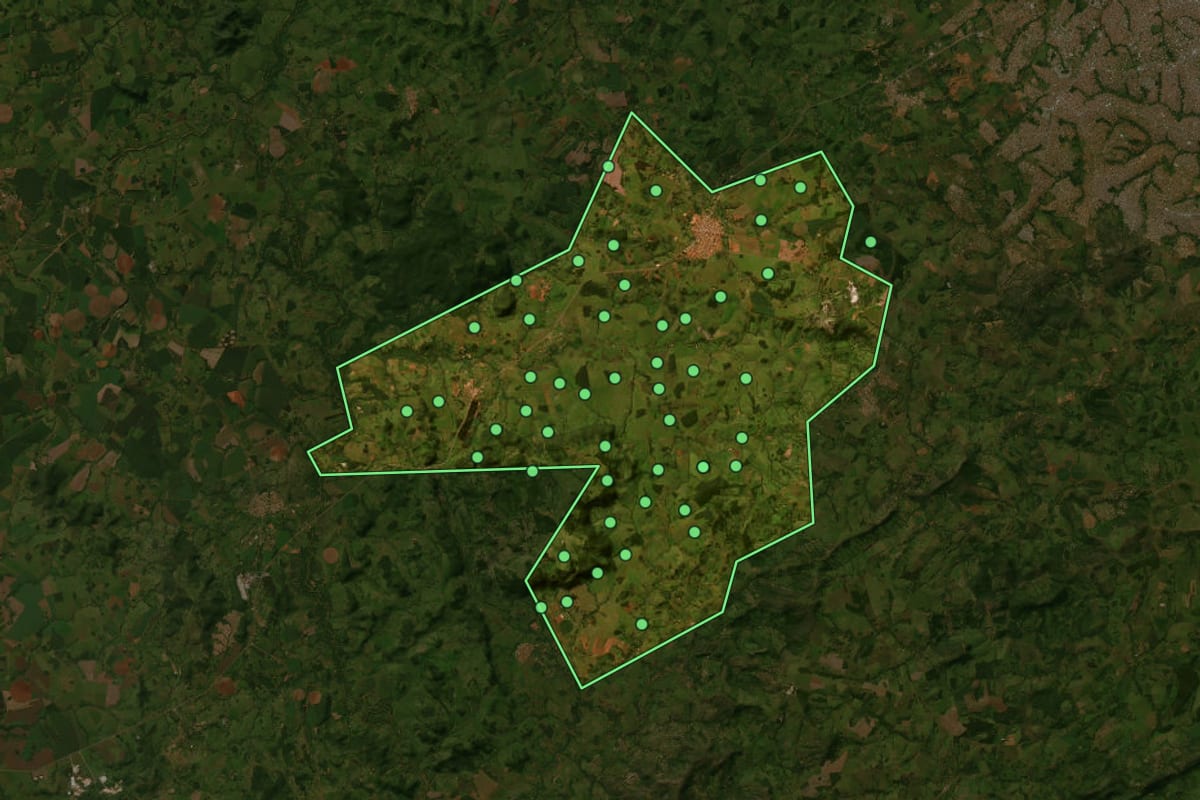 Imagem de satélite de Guapó (GO), com o contorno do município e a posição dos imóveis desta página.