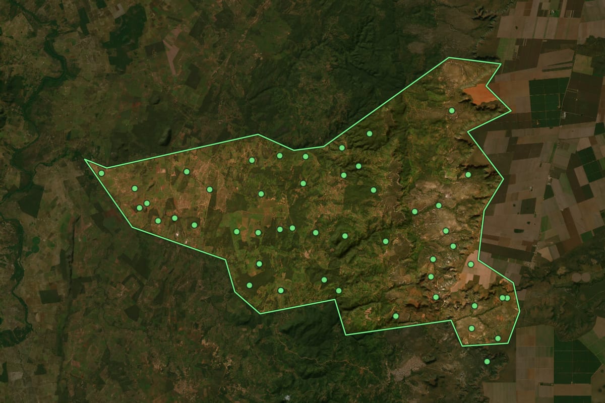 Imagem de satélite de Guarani de Goiás (GO), com o contorno do município e a posição dos imóveis desta página.
