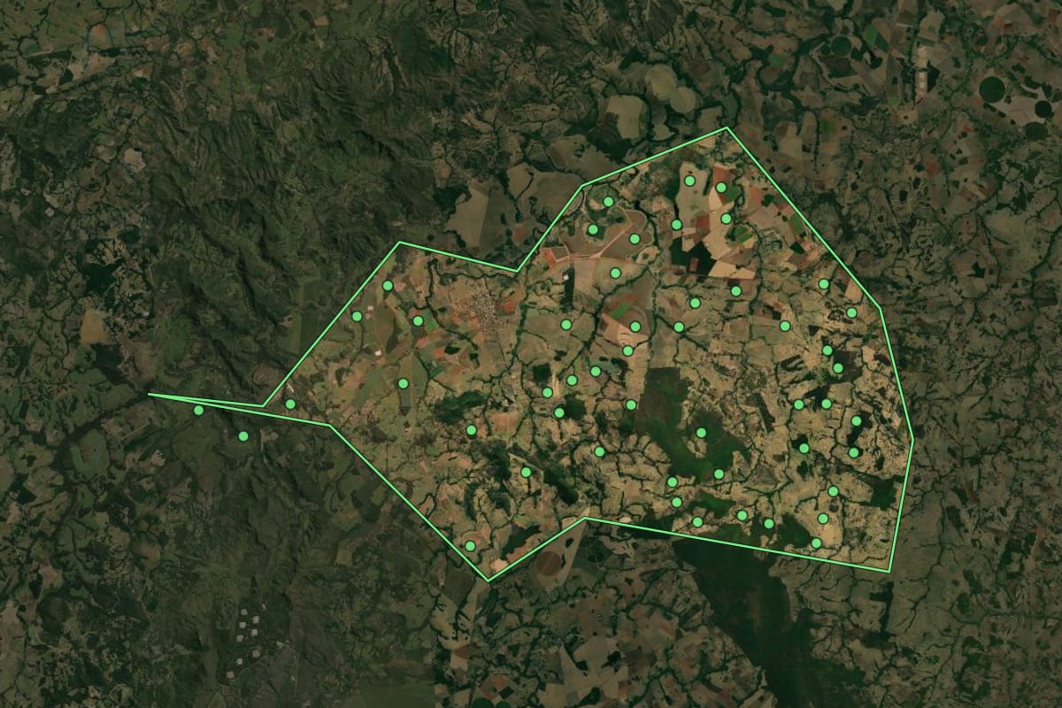 Imagem de satélite de Heitoraí (GO), com o contorno do município e a posição dos imóveis desta página.