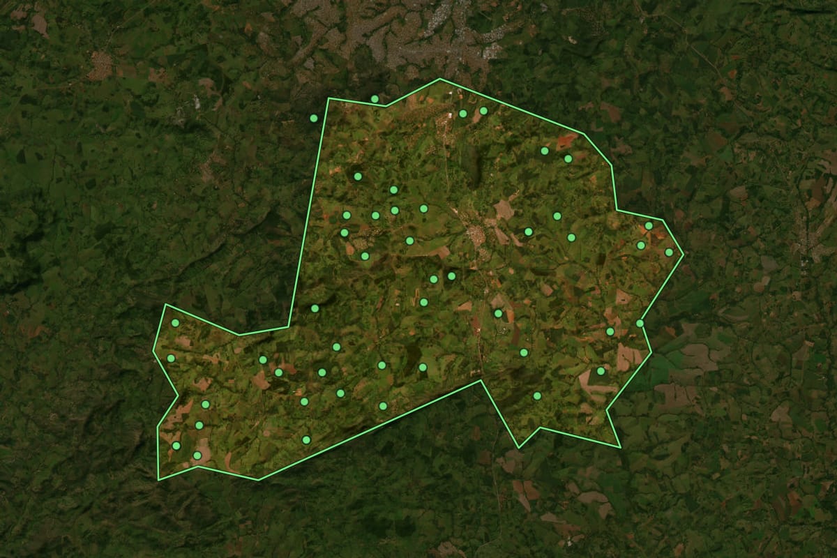 Imagem de satélite de Hidrolândia (GO), com o contorno do município e a posição dos imóveis desta página.