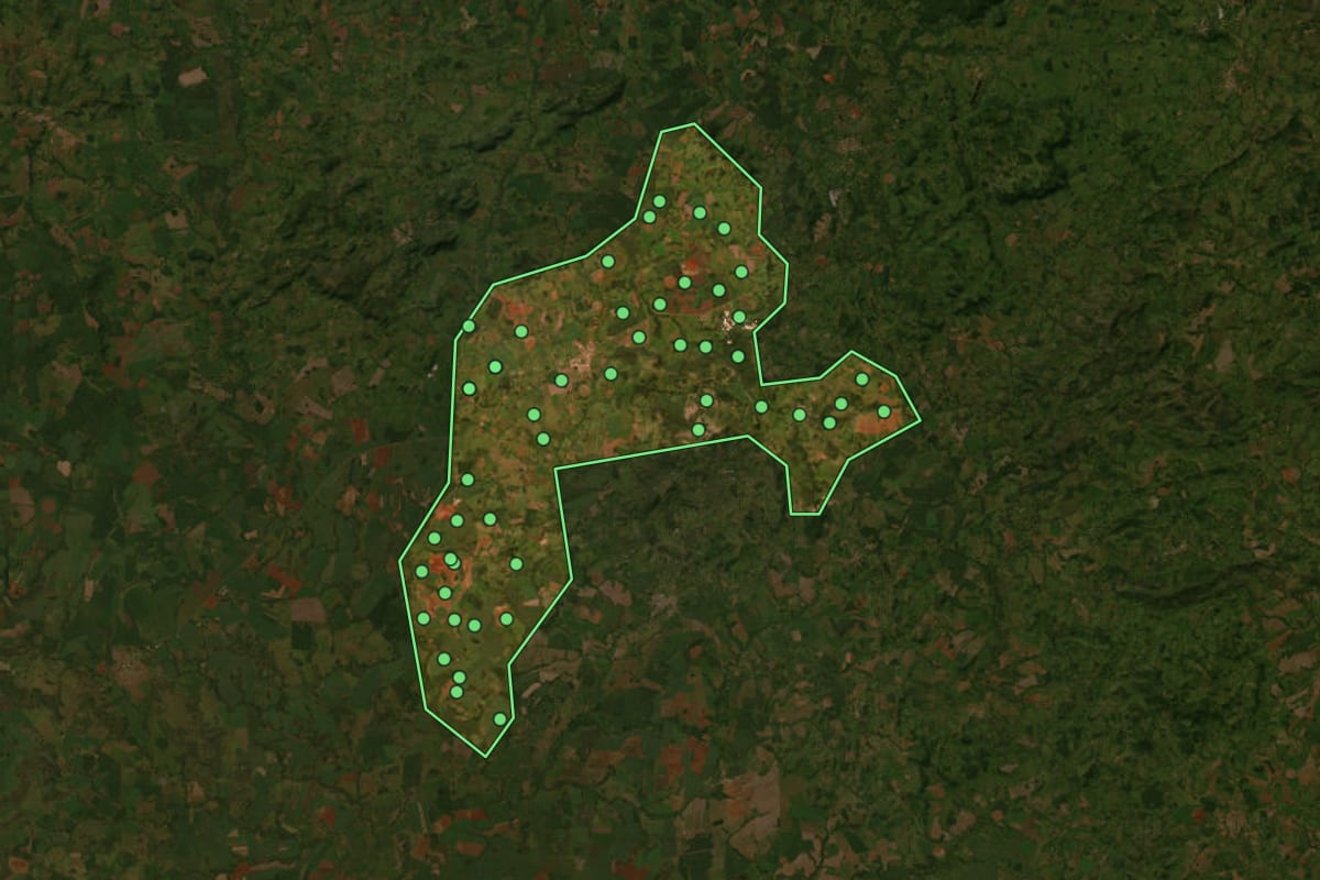 Imagem de satélite de Indiara (GO), com o contorno do município e a posição dos imóveis desta página.