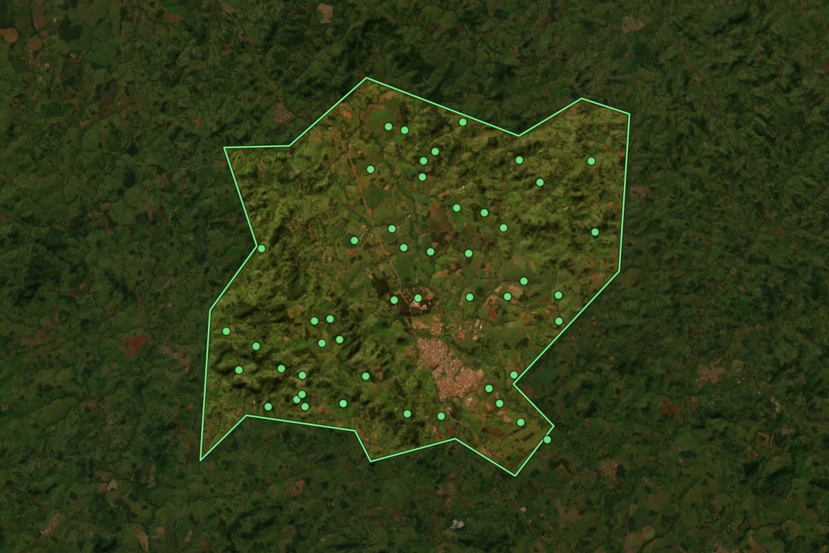 Imagem de satélite de Inhumas (GO), com o contorno do município e a posição dos imóveis desta página.