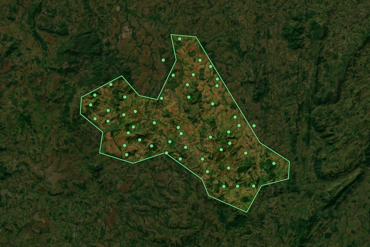 Imagem de satélite de Israelândia (GO), com o contorno do município e a posição dos imóveis desta página.