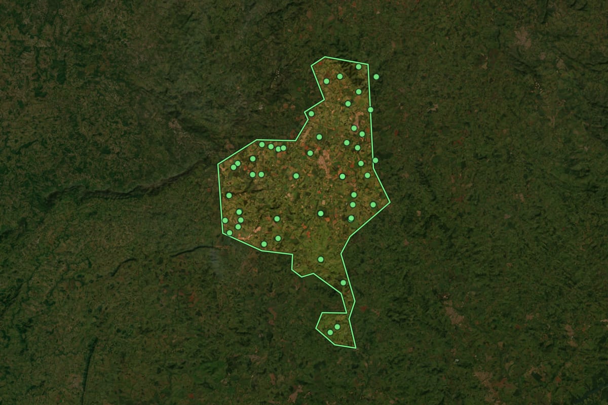 Imagem de satélite de Itaberaí (GO), com o contorno do município e a posição dos imóveis desta página.